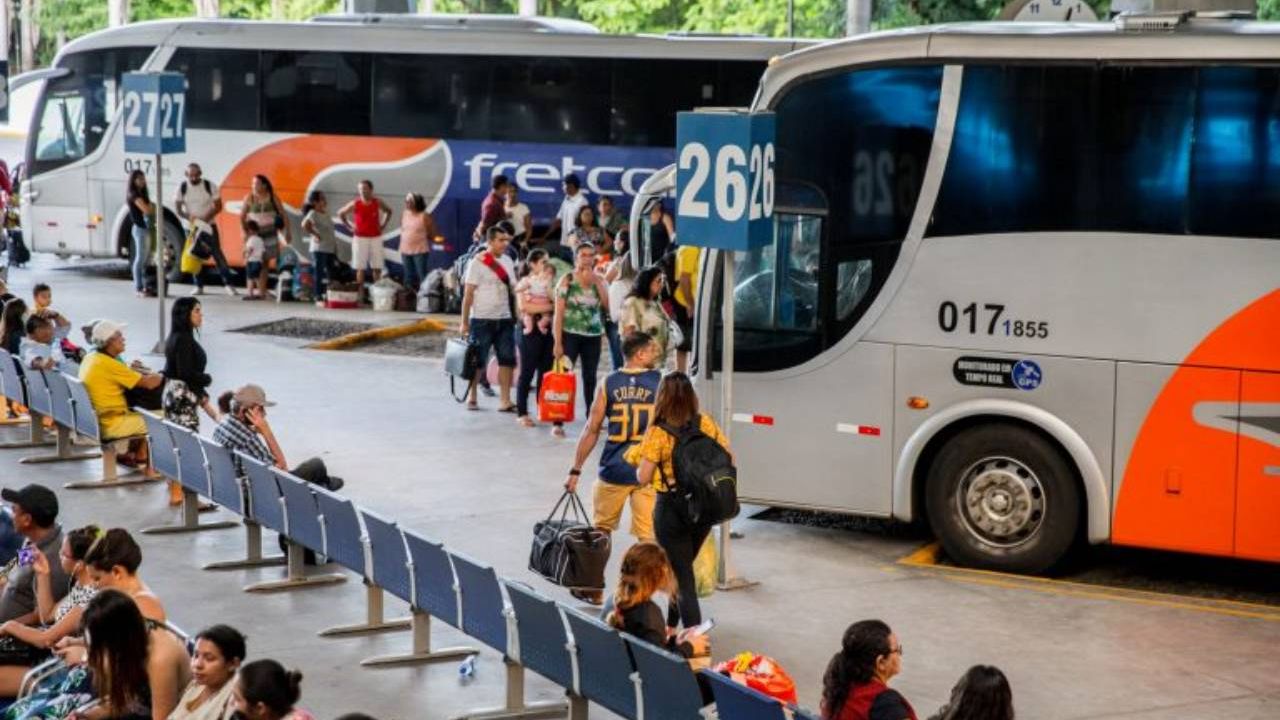 Rodoviária com pessoas e ônibus (Foto: Reprodução, Diário do Nordeste)