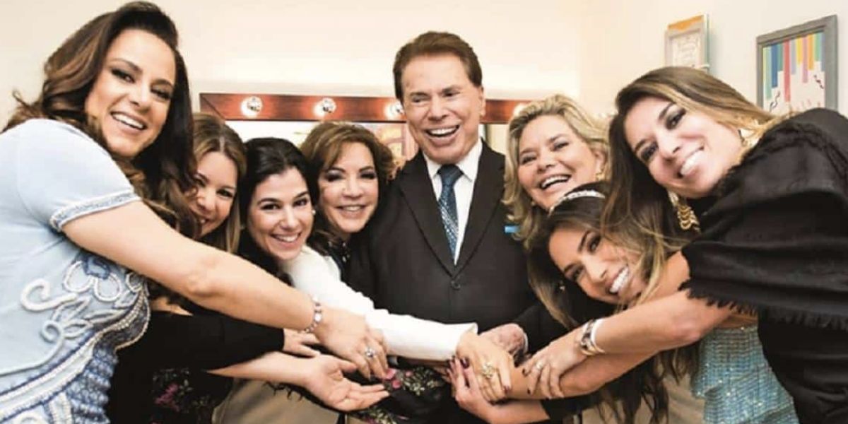 Silvio Santos entre as filhas Cintia, Daniela, Silvia, Rebeca, Patricia e Renata Abravanel, e esposa (Foto: Reprodução / Instagram)