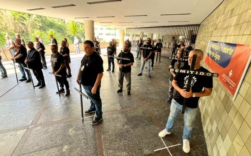 Sindicato leva cruzes à sede do Itaú em protesto contra dezenas de demissões - Foto Sindicato dos Bancários