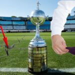 Taça da Libertadores e clube quase falido - Foto Reprodução Internet