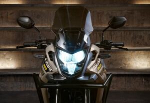 Apesar de a antiga XRE 300 já tivesse iluminação totalmente de LED, nova geração tem conjunto óptico que lembra a CB 500X (Foto: Divulgação / Honda)