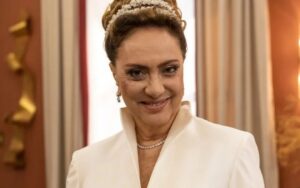 Agatha (Eliane Giardni) de vestido de noiva em cena de Terra e Paixão (Foto: Reprodução / Globo)