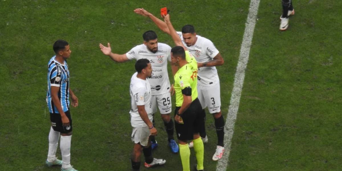 Bruno Méndez recebe cartão vermelho na partida do Corinthians contra o Grêmio - (Foto: Reprodução / Internet)