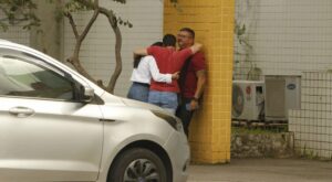 Familiares de Kadu Fernandes, morto em acidente na Avenida Brasil, no IML do centro para liberação do corpo (Foto: Reprodução / Internet)