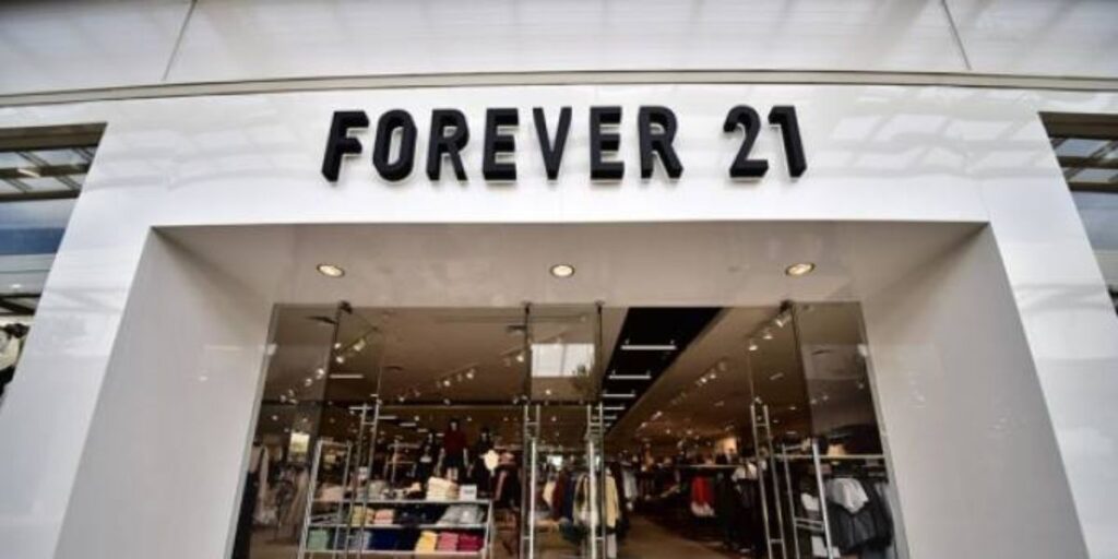 A Forever 21 chegou ao Brasil em 2014 e fez grande sucesso (Reprodução: Internet)