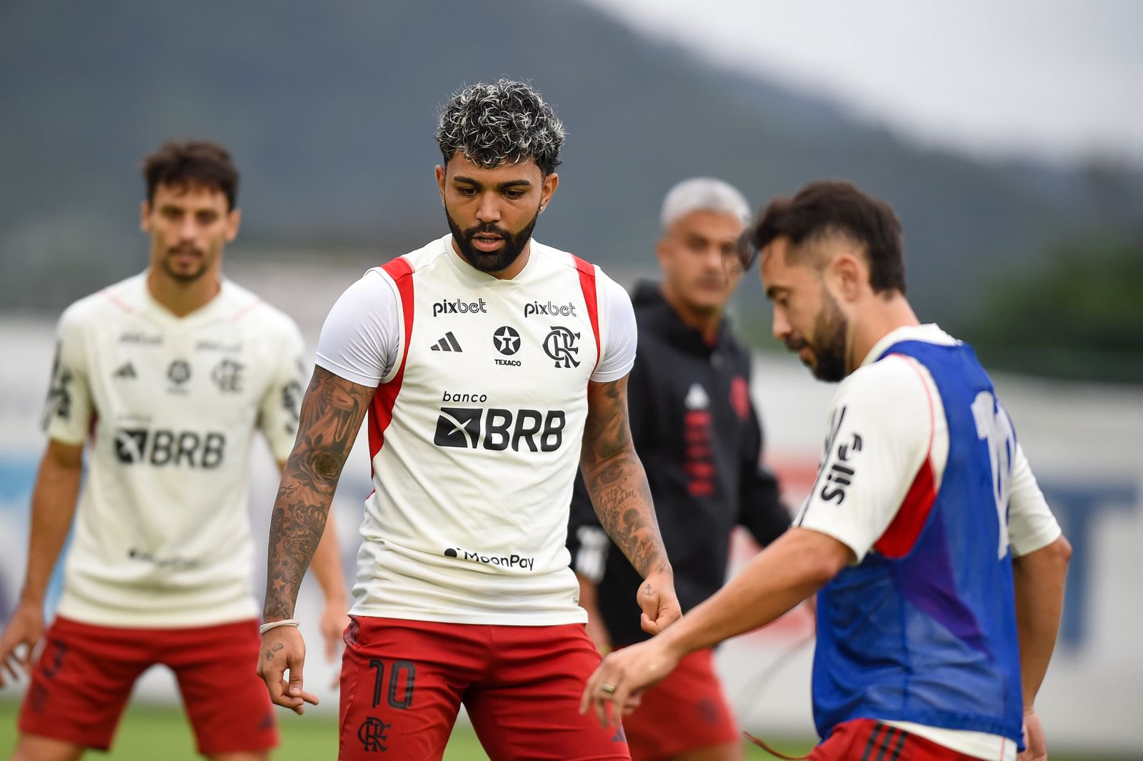 Gabigol em treino com o elenco do Flamengo na última sexta-feira (34) (Foto: Marcelo Cortes/CRF)