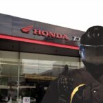 Motoqueiros em festa com lançamento de moto Honda por menos de 5 mil (Reprodução: Montagem TV Foco)