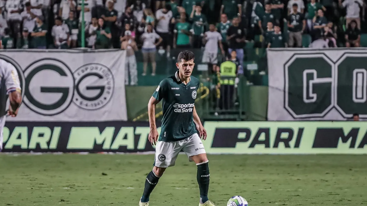 Hugo assinou com o Corinthians após fim de contrato com o Goiás (Foto: Divulgação)