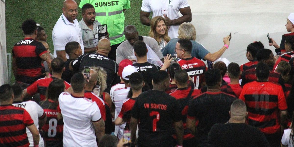 Leila Pereira tirando foto com torcedores do Flamengo (Reprodução: Internet)