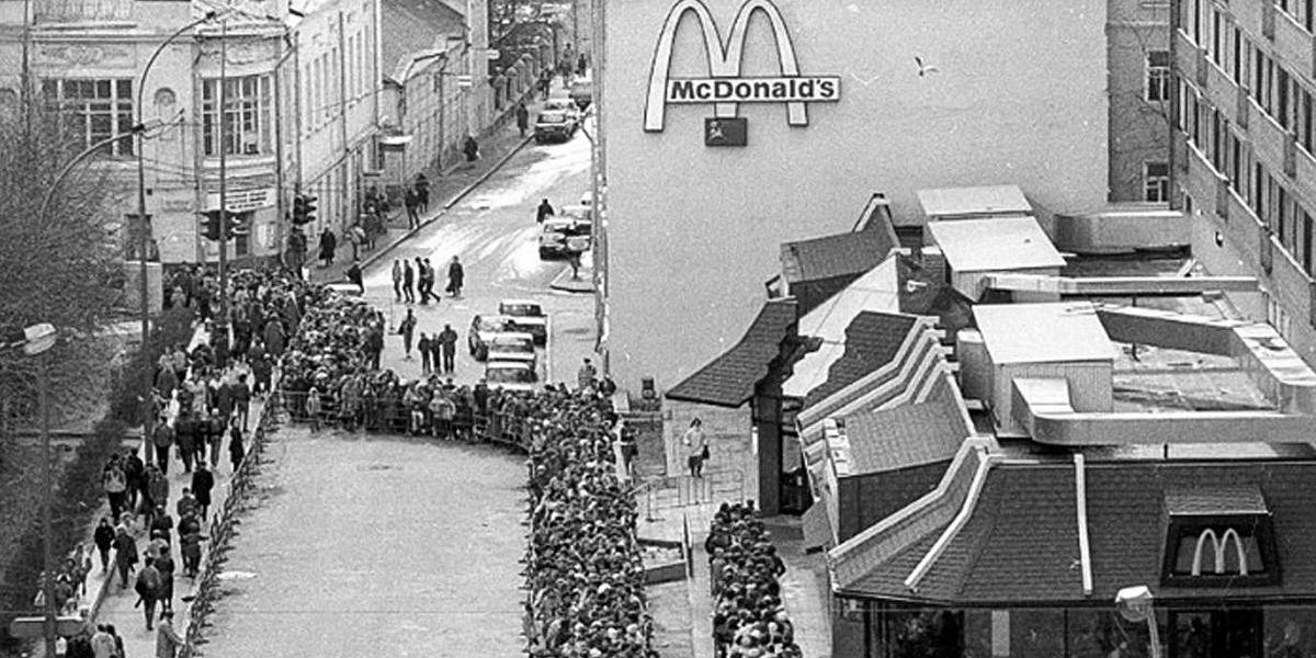 Chegada do McDonald's à Rússia teve filas quilométricas (Foto: Reprodução/Folha)