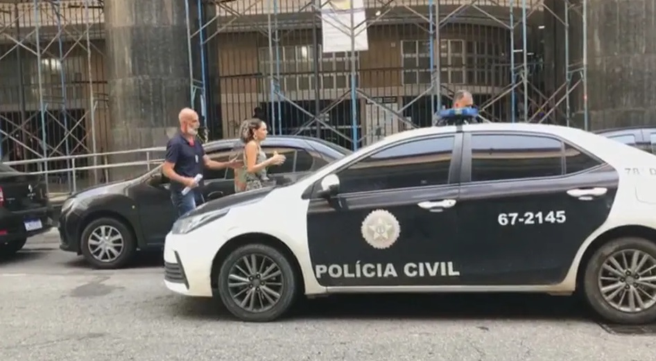 Mulher é presa após tentar matar pessoas com bombons envenenados (Foto: Reprodução, CNH)  