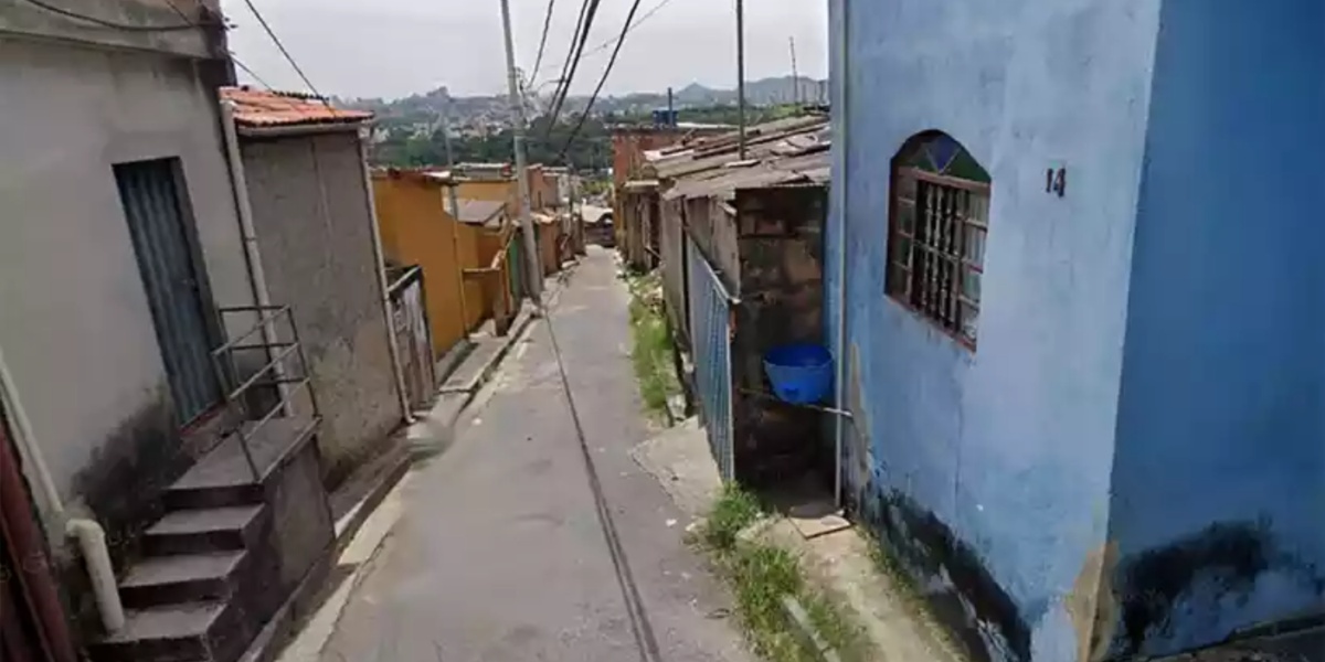 Beco onde o jovem matou o pai para defender a mãe e a irmã (Foto: Reprodução/ Internet)