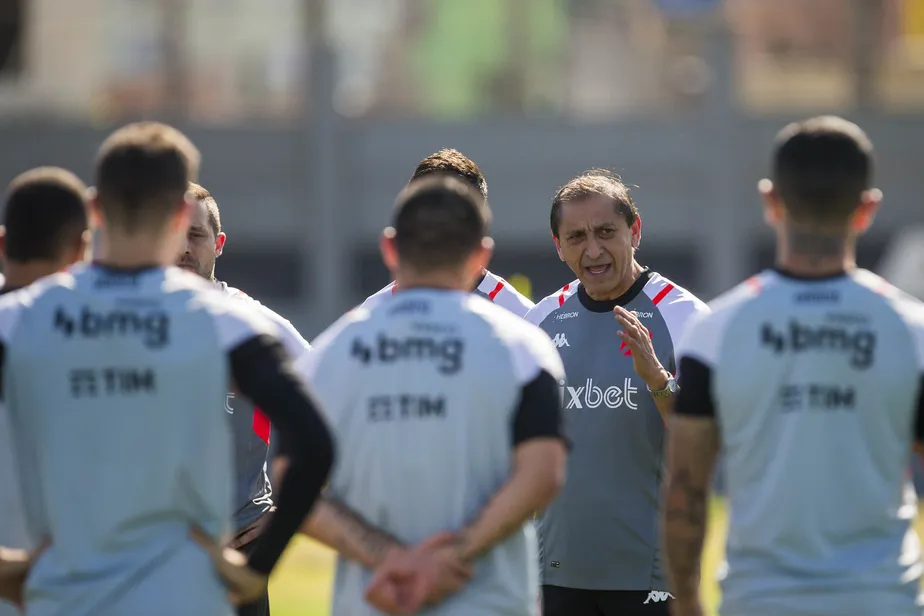 Ramón Diaz com parte do elenco do Vasco em treinamento (Foto: Divulgação)