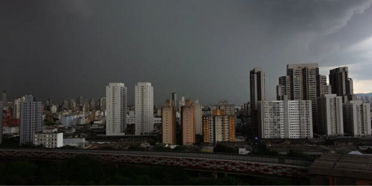 Mais de 1 milhão de pessoas ficaram sem luz em São Paulo (Reprodução: Internet)