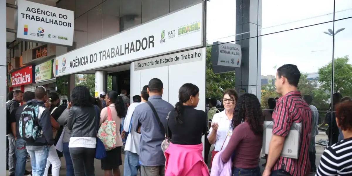 Fila para solicitar seguro-desemprego (Foto: José Cruz/Agência Brasil)