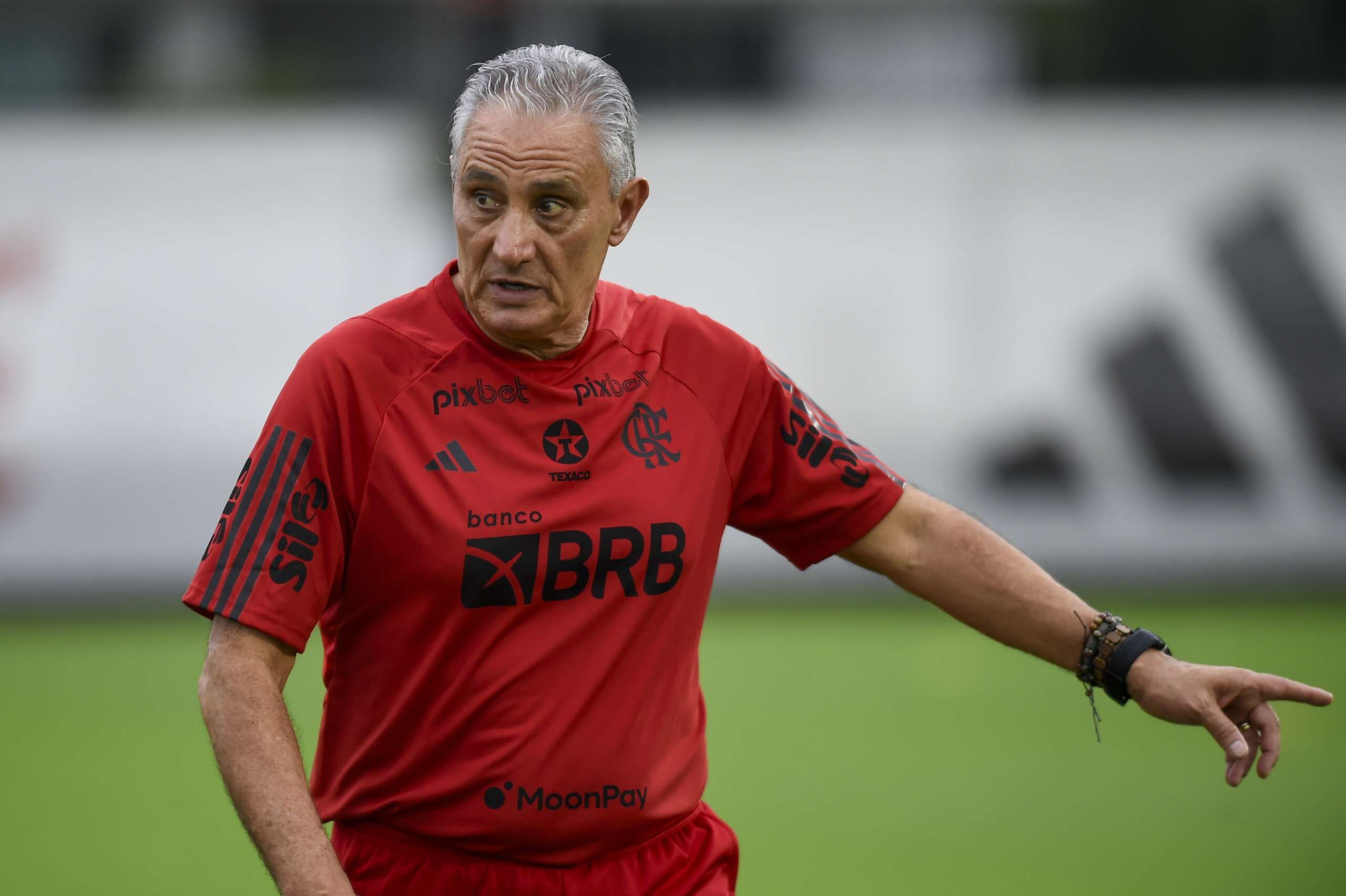 Tite ganha joia do Flamengo para trabalhar (Foto: Divulgação)