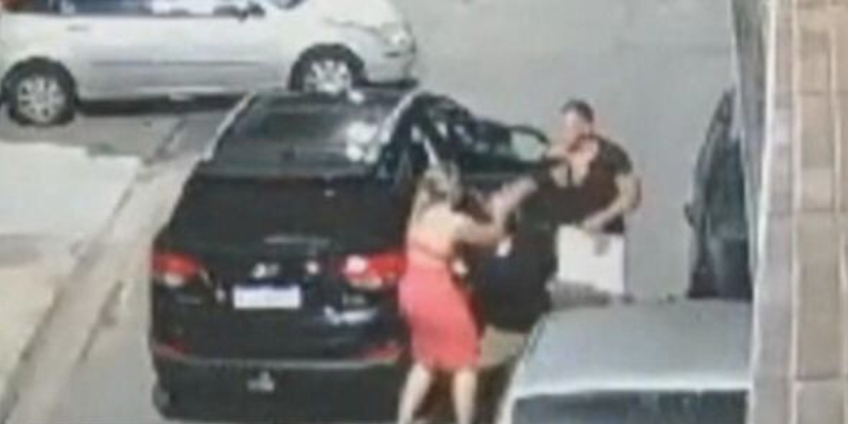 Imagens da câmera de segurança, durante a briga do casal (Reprodução/Internet)