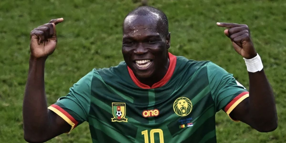 Aboubakar com a camisa da seleção camaronesa - Foto | Reprodução: Internet