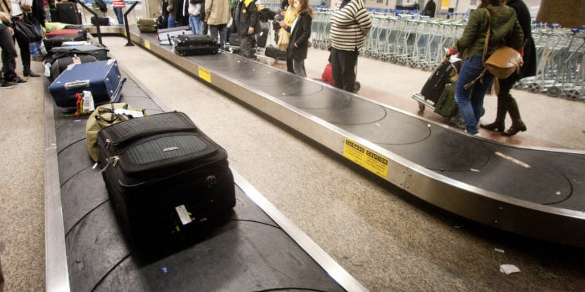 Bagagens e pessoas em aeroporto (Foto: Reprodução / Internet) 