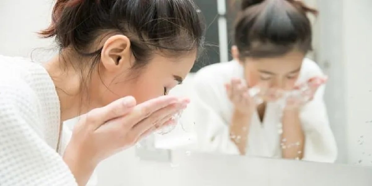 Mulher lavando o rosto com água fria (Foto: Reprodução/ Internet)