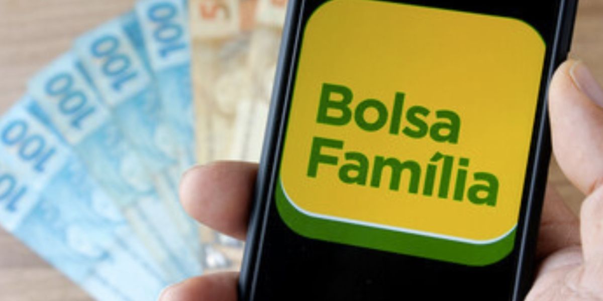 Notas de dinheiro e aplicativo do Bolsa Família (Foto: Reprodução / Internet)