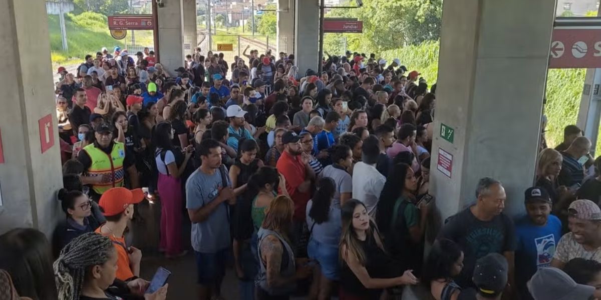 Passageiros tentam embarcar em trem Linha 7-Rubi da CPTM (Foto: Reprodução / Hermínio Bernardo / Globo)