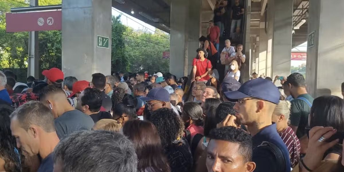 Passageiros tentam embarcar em trem Linha 7-Rubi da CPTM (Foto: Reprodução / Hermínio Bernardo / Globo)