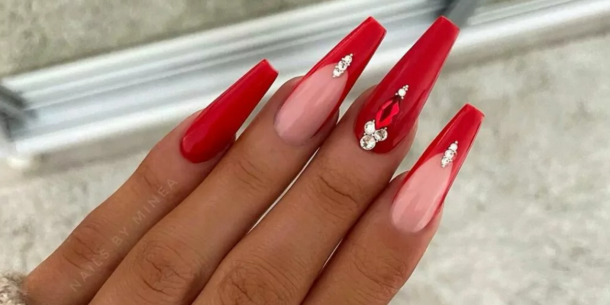 Unhas com glitter  e pedras para o Natal  (Foto: Reprodução, Dicas Delas)