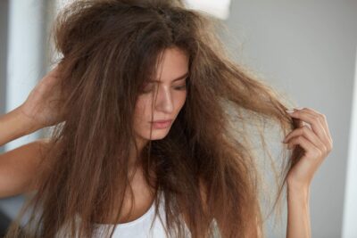 Você precisa saber agora o que está deixando o seu cabelo sem vida - Foto Internet