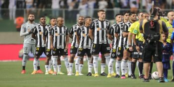 Imagem do post Camisa do rival e torcida desesperada: Estrela do Atlético-MG posta foto enigmática e deixa futuro em aberto