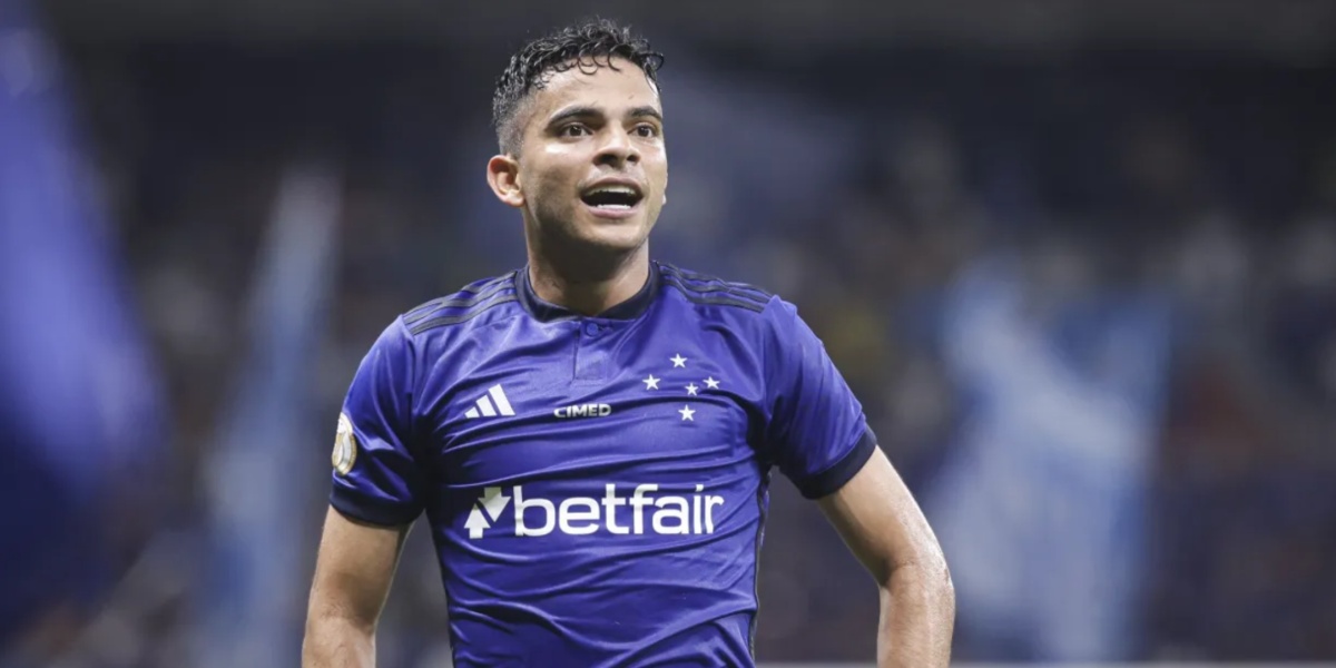 O atacante vestindo a camisa do Cruzeiro - Foto: Internet