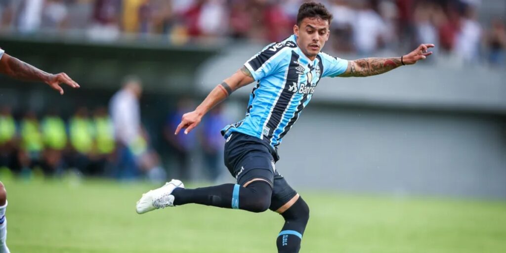 Felipe Carballo é meio-campista (Foto: Lucas Uebel/Grêmio)