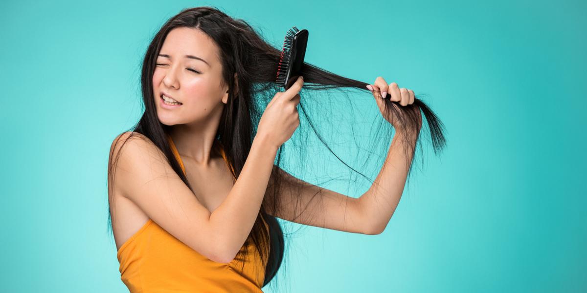 Evite escovar o cabelo várias vezes ao dia (Foto: Reprodução/ Internet)