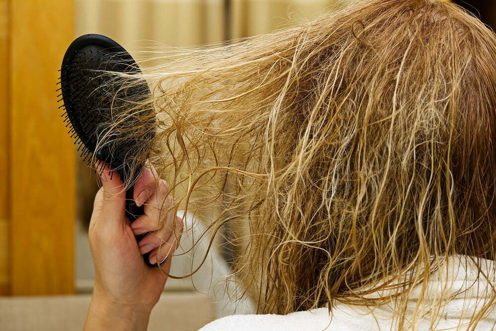 Além de danificar, a longo prazo, o cabelo, progressivas podem matar (Foto Reprodução/Internet)