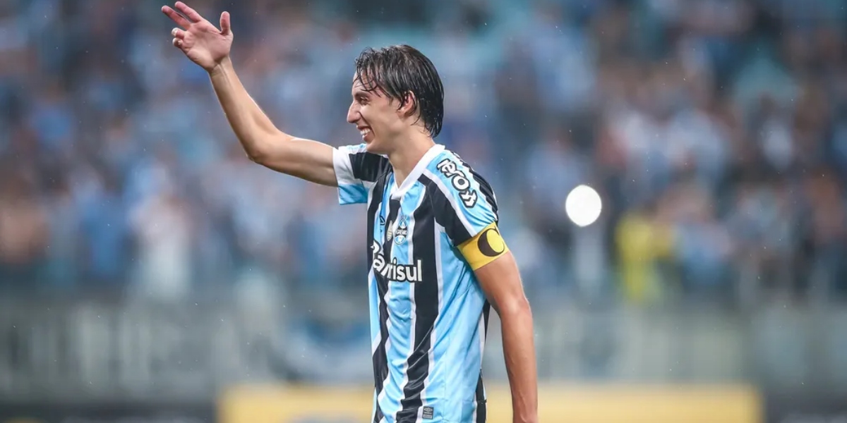 Geromel é zagueiro (Foto: Lucas Uebel/Grêmio)