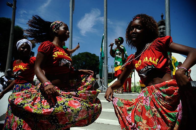 Grupo Afro Imalê Ifé, no Dia da Consciência Negra no Monumento Zumbi dos Palmares (Fernando Frazão/Agência Brasil)