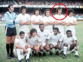 Zagueiro Vicente Gonçalves de Paula, com a equipe titular do Santos que venceu em 1973 o título do Campeonato Paulista (Foto: Reprodução / Internet)