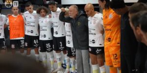 Desespero de Mano com 10 jogadores de saída do Corinthians - (Foto: Reprodução / Internet)