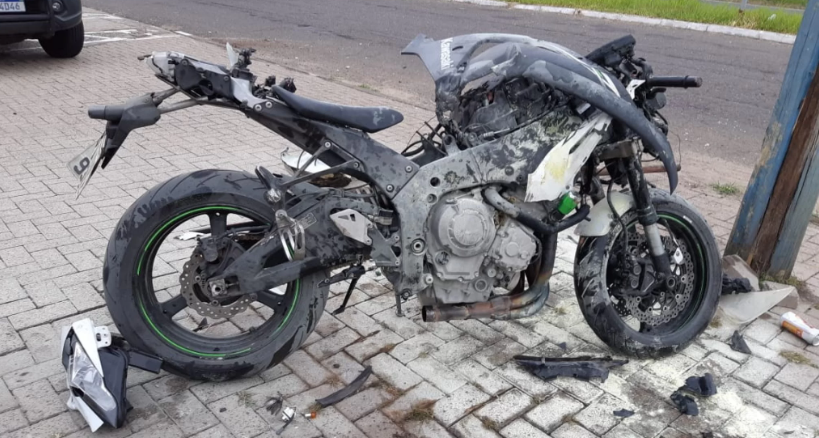 Motociclista morreu após bater em poste (Foto: Reprodução Internet) 