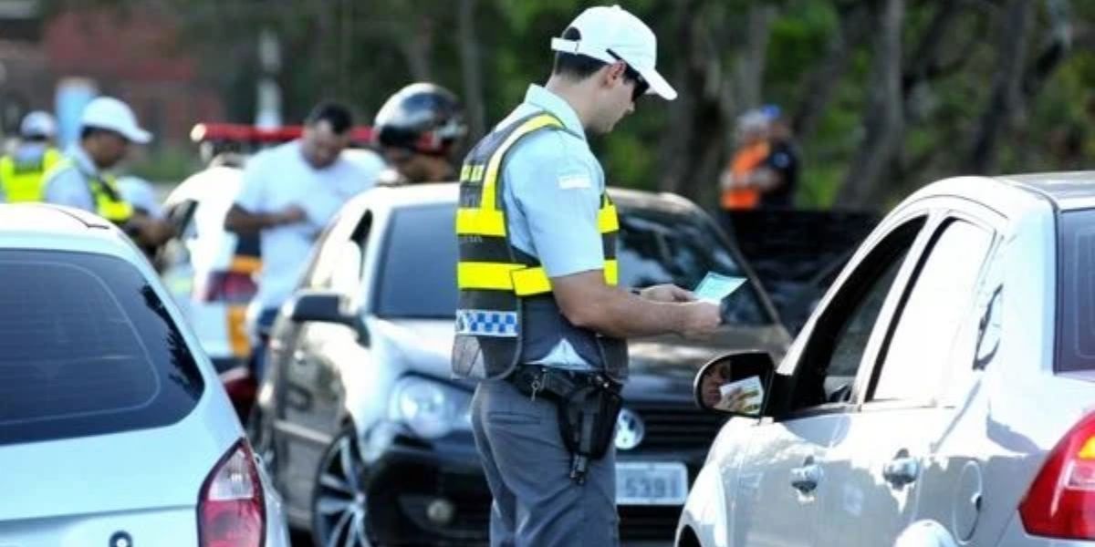 Guarda de trânsito dando multa ao motorista (Foto: Reprodução/ Internet)