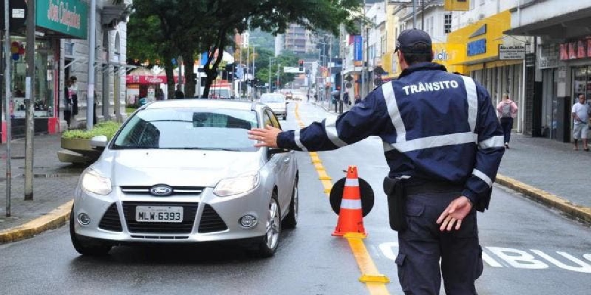 Guarda de trânsito dando multa ao motorista (Foto: Reprodução/ Internet)