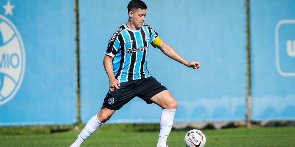 Natã é zagueiro (Foto: Lucas Uebel/Grêmio)