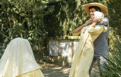 Ramiro (Amaury Lorenzo) sequestra Aline (Barbara Reis) na frente das freiras em Terra e Paixão (Foto: Reprodução / Globo)