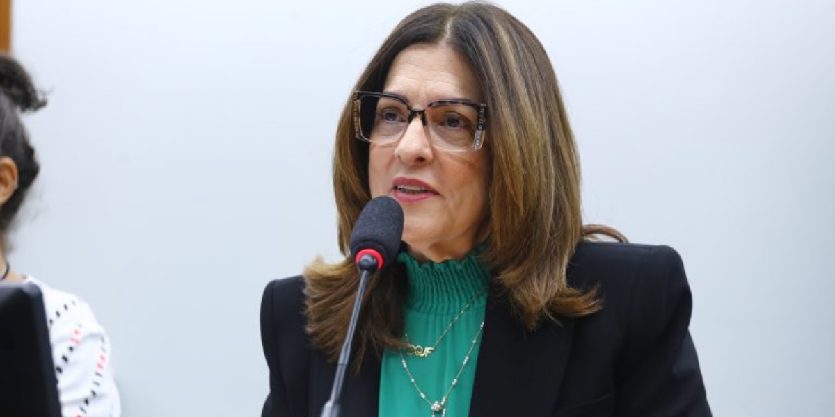 Rogéria Santos (Republicanos-BA) é relatora do projeto de lei sobre passaporte de graça (Foto: Vinicius Loures/Câmara dos Deputados)