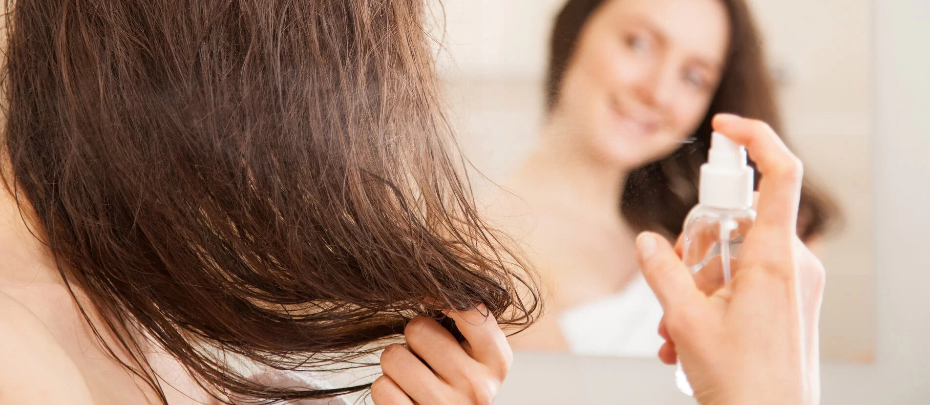 Para aplicar a misturinha no cabelo faça uso de um borrifador (Foto Reprodução/Internet)