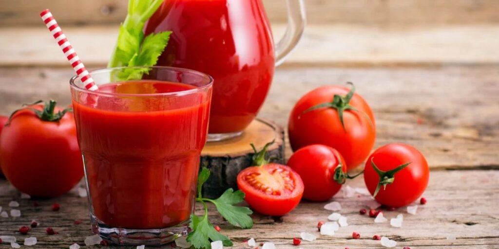 Suco de tomate é bom ao combate a pressão alta e colesterol (Reprodução: Internet)