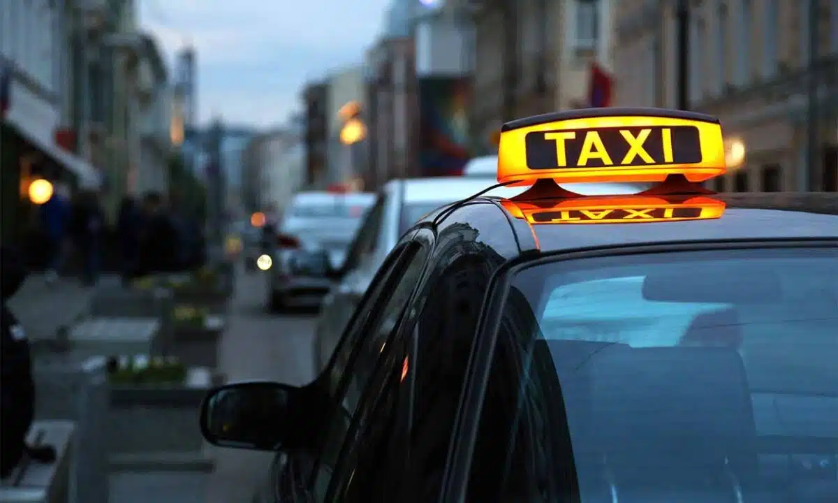 Assim como no Brasil, os taxistas da Inglaterra enxergam a Uber como ameaça ao sustento (Foto Reprodução/Internet)