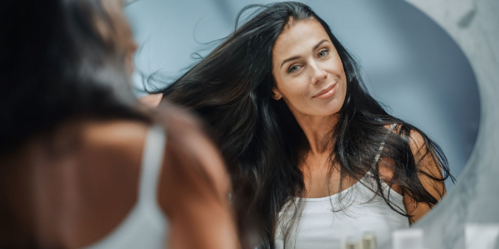 Mulher mexendo em seus longos cabelos (Foto: Reprodução/ Internet)