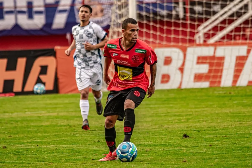 Jogador de futebol está sendo procurado pela polícia. Foto: Reprodução/Internet