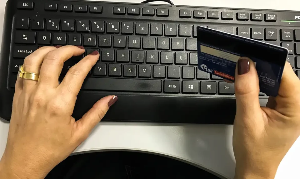A dívida total (com juros) de quem atrasa a fatura do cartão não poderá ultrapassar o dobro do débito original (Foto Reprodução/Internet)